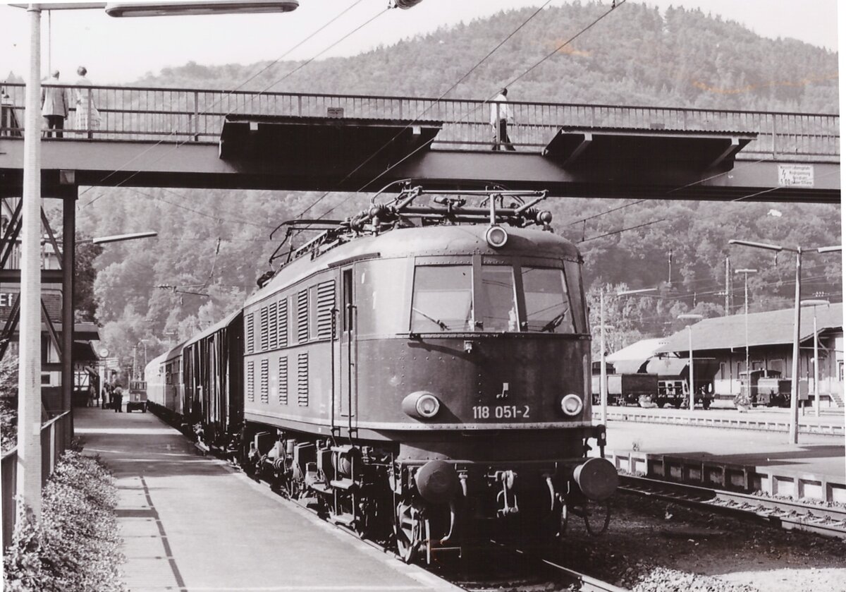 So nun hat mir der Rudof Pavel mal wieder was fürs Zeigen bei BB.de geschickt.
Am Bahnsteig Gleis 1 ist die 118 051 mit einem Nahverkehrszug zusehen am 5.9.1981 in Eberbach gen Mosbach fahrend. Im Hintergrund ist der Güterschuppen und die Bahnhofsköf zu erkennen.
Alle Rechte am Bild liegen bei Rudolf Pavel.