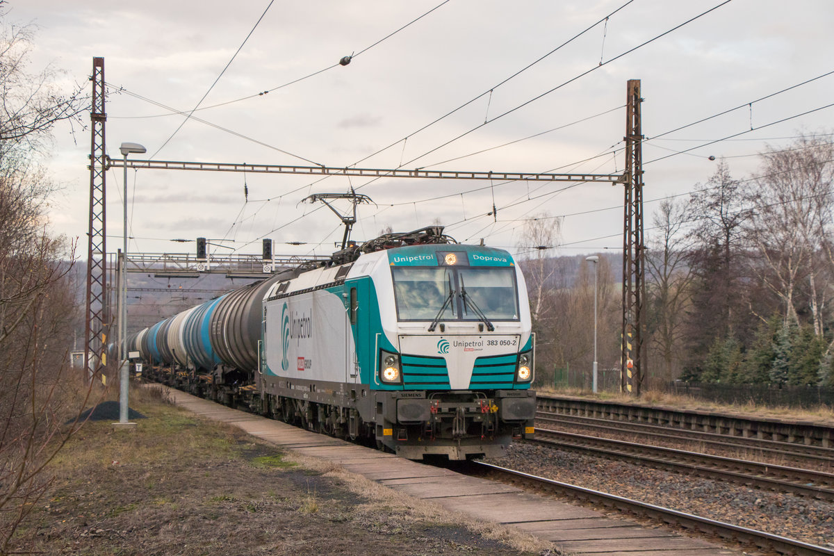 So, nun isses soweit, die Vectronen haben also die Privatbahnen in Tschechien erreicht!! Die Unipetrol 383 050-2 ist am 27. Dezember 2018 in Zelenice vor einem Kesselzug zugegen. 
