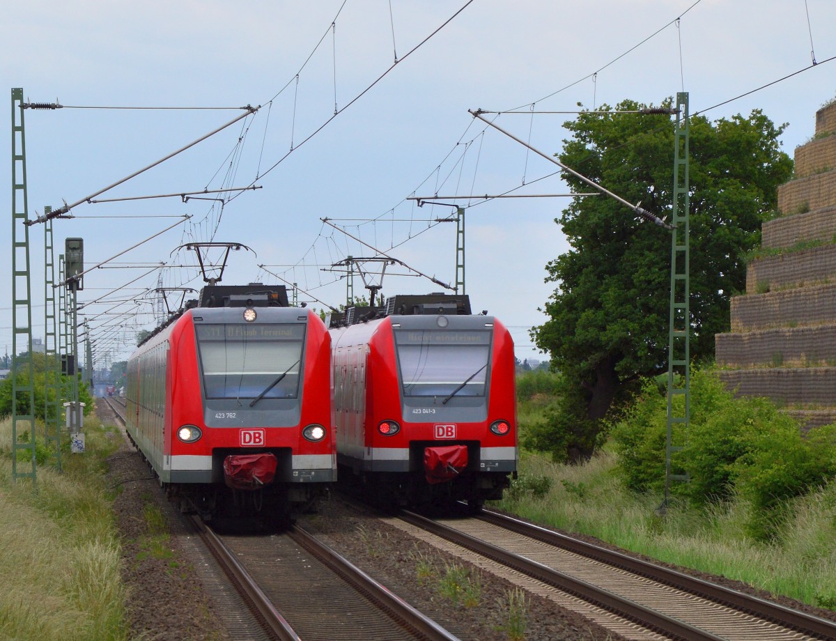 So nun meine Version der S11 Begegnung bei Allerheiligen....
Der links kommende vom 423 762 geführte Zug kommt aus Nievenheim auf seinem Weg nach Düsseldorf Flughafen. Der rechts fahrende Zug ist nach Nievenheim fahrend zu sehen, darum den Nachschuß auf den 423 041-3, der auf Dienstfahrt ist. Nicht Einsteigen steht auf dem Zielanzeiger. Freitag den 29.5.2015