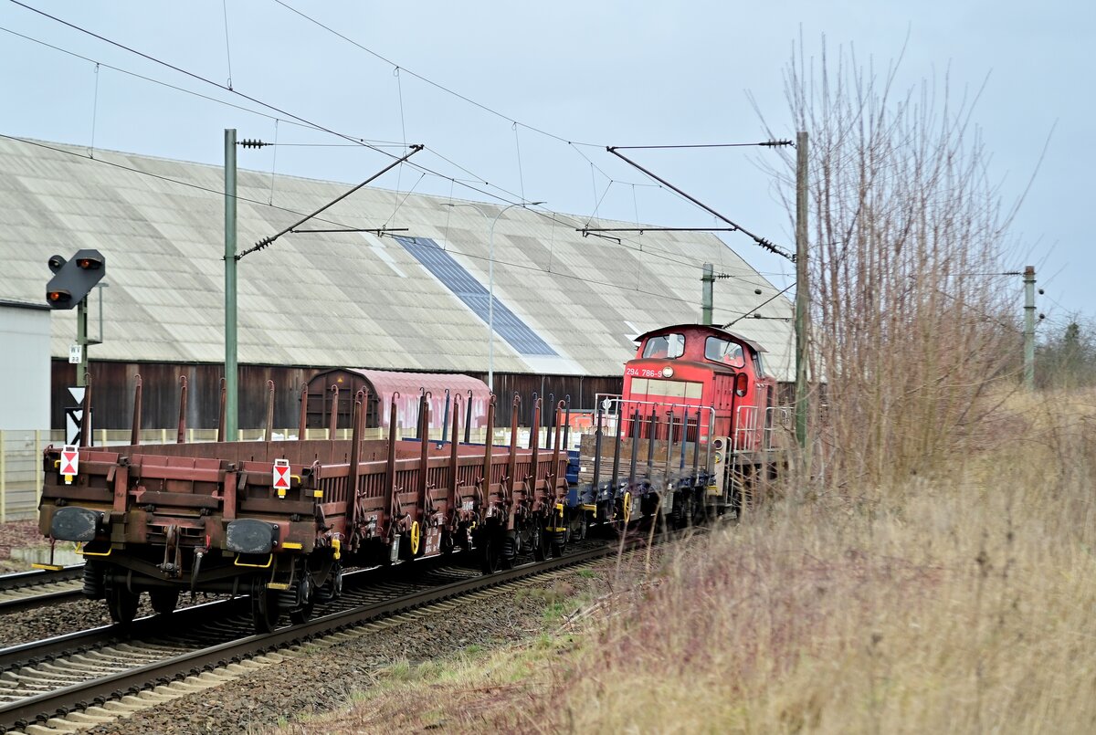 So nun im Nachschuß und in Farbe, weil kein Gegenlicht, ist die 294 786-9mit ihren beiden Rungenwagen in Kochendorf am Salzbergwerk. 1.2.2022