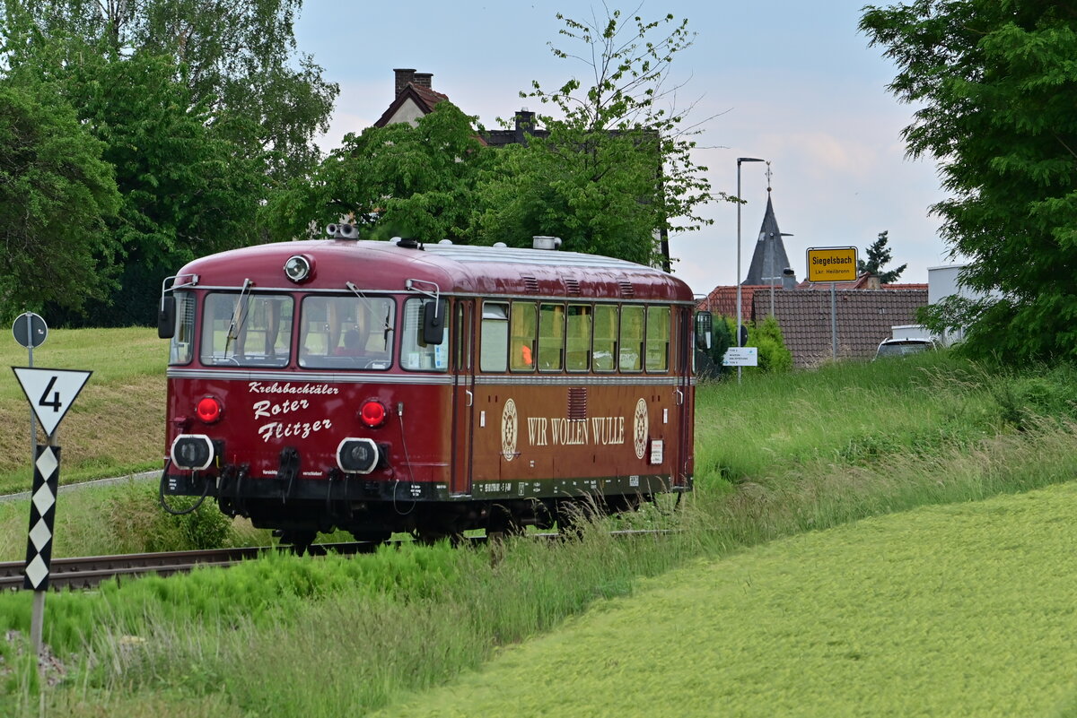 So und nun noch mal ein der Krebsbachtler mit Ortseingangschild, das man auch ohne Karteneintrag weiss wo sich der Triebwagen befindet. 6.6.2022