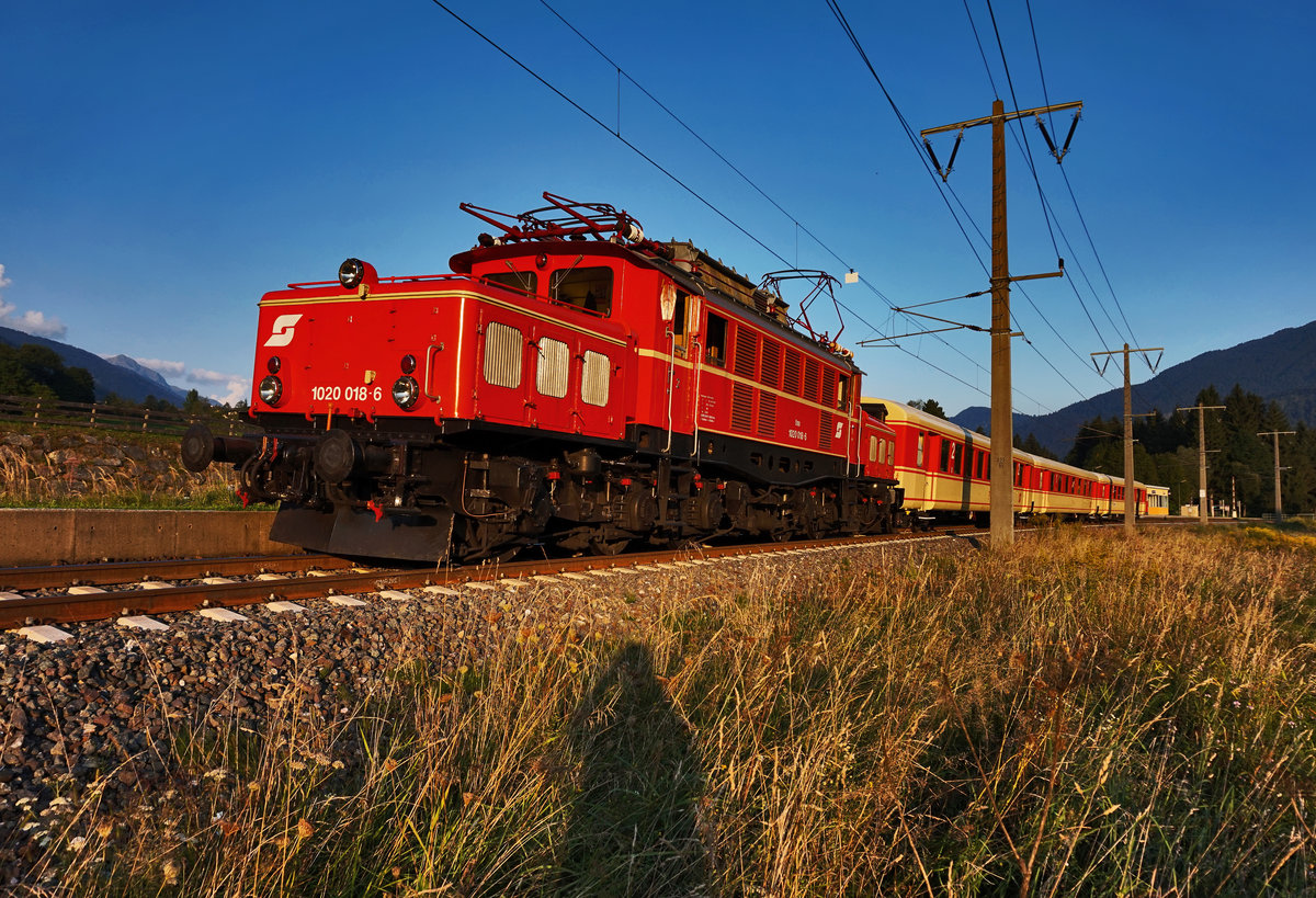 So nun sind die Lienzer Südbahn-Tage wieder einmal um. Die Abschlussfahrt machte die 1020 018-6 mit dem SR 17078 (Spittal-Millstättersee - Lienz). Hier zu sehen im letzten Licht der Abendsonne, beim Halt in Berg im Drautal.
Aufgenommen am 28.8.2016.

Die 1020 018-6 fuhr noch am späten Abend als Lokzug nach Spittal-Millstättersee und wird von dort aus, in den nächsten Tagen, wieder nach Salzburg unterwegs sein.