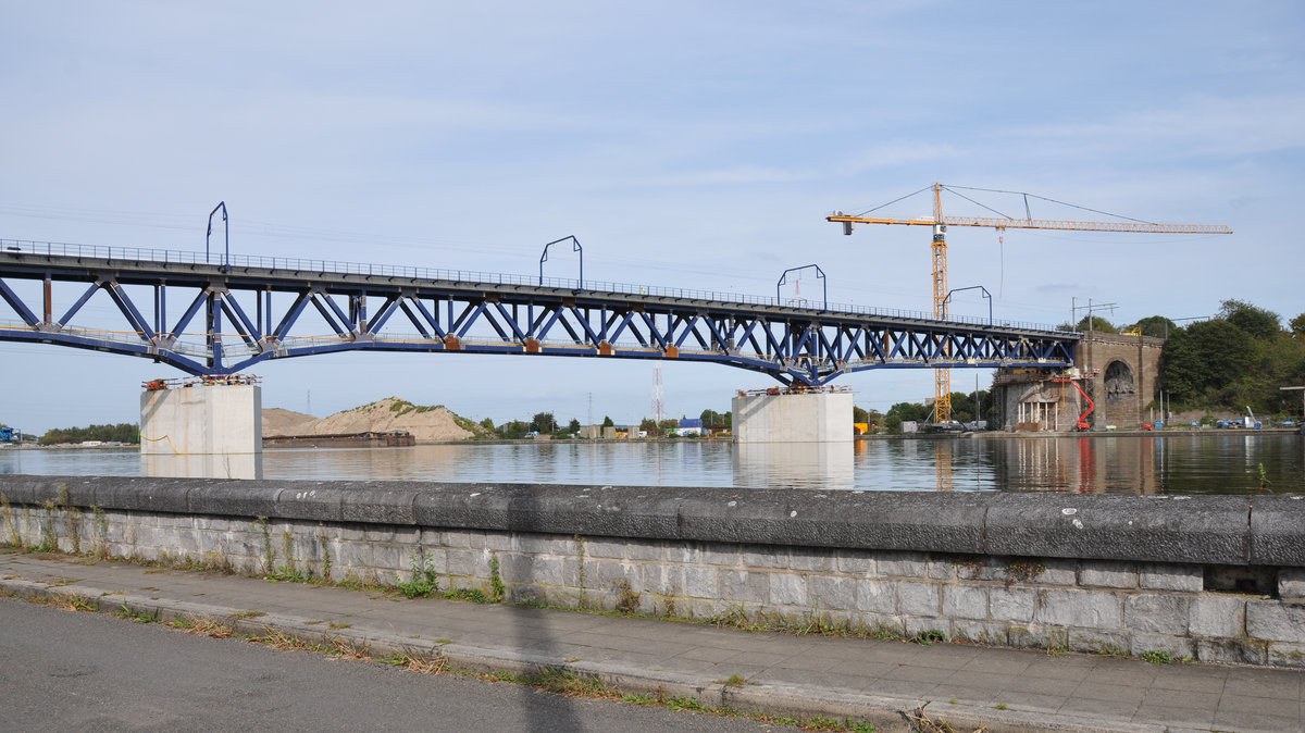 So präsentiert sich die neue Brücke über die Maas in Visé. Es wird noch immer überall mit Hochdruck gearbeitet, damit diese wichtige Verbindung zwischen den belgischen Seehäfen und Deutschland, Österreich, Schweiz und Italien fristgerecht wieder freigegeben werden kann. Aufnahme vom 21/09/2017.