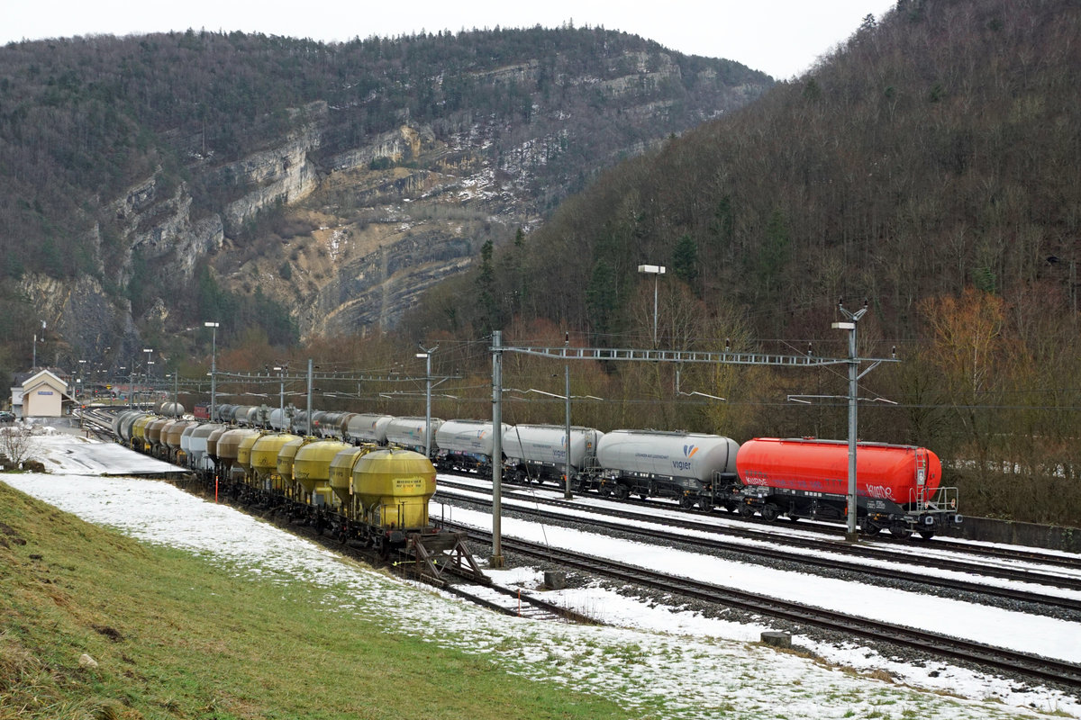 So präsentierte sich der Bahnhof Reuchenette-Péry am sehr trüben 22. Januar 2021.
Der alltägliche Güterzug mit der Re 620 070-3  AFFOLTERN AM ALBIS  und dem roten Zementwagen am Schluss des Zuges steht zur Abfahrt nach Bern-Weyermannshaus bereit.
Foto: Walter Ruetsch