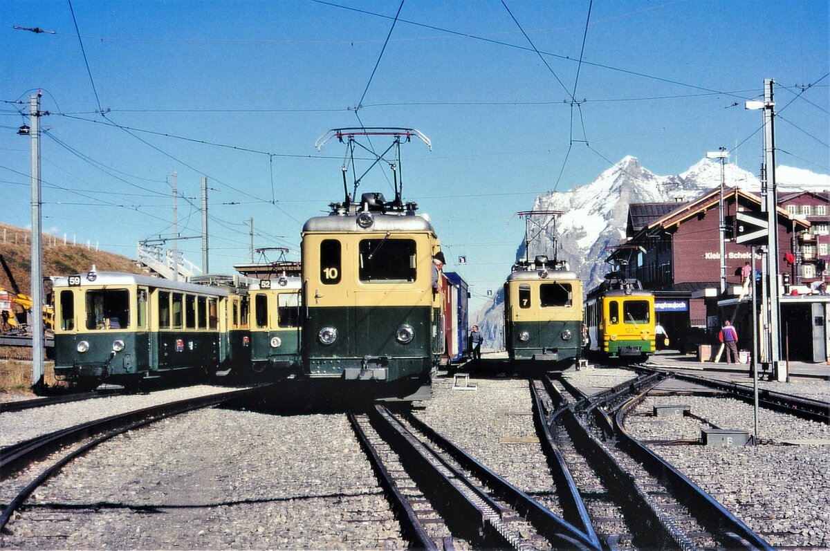 So präsentierten sich die Züge der Wengernalpbahn AG (WAB) während den Achtzigerjahren auf der Endstation Kleine Schweidegg die ab Grindelwald und Lauterbrunnen mit der WAB erreicht werden kann.
Fotostandort während der Zugspause bewilligt.
Foto: Walter Ruetsch