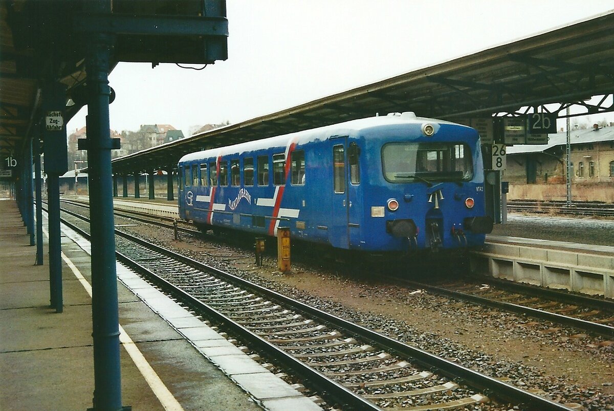 So sah 686 002, damals noch ohne NVR und einfach als VT 42 bezeichnet, im Mai 2005 aus. Er fuhr zu der Zeit auf der Mandaubahn Zittau - Varnstorf - Seifhennersdorf für die SBE.