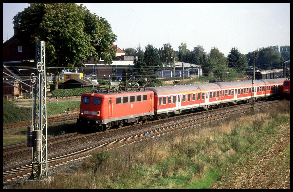 So sah bis zum Einsatz der privaten Triebwagen der Standard Personenzug Verkehr um die Jahrtausend Wende zwischen Osnabrück und Münster aus. DB 141ziger bespannten die Züge im Wendezugverfahren. Hier erreicht 141364 mit einem RE am 26.9.2003 nach Osnabrück gerade den Bahnhof Lengerich in Westfalen.