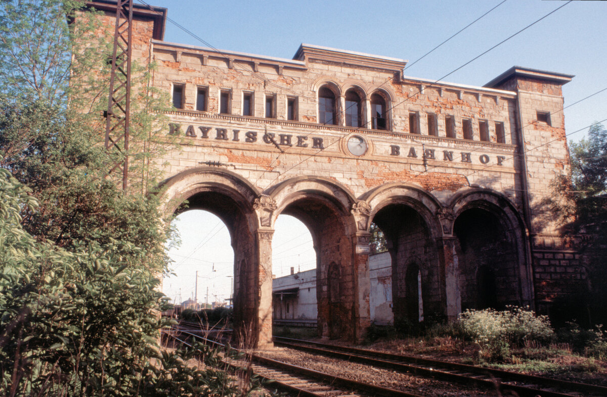 So sah der Portikus des  Bayrischen Bahnhofs  in Leipzig am 21.05.1989, also wenige Monate vor der Wende aus.Im  Hintergrund sind noch einige dort abgestellte Dampfloks erkennbar (Bilder davon auf jeweils eigenen Seiten).