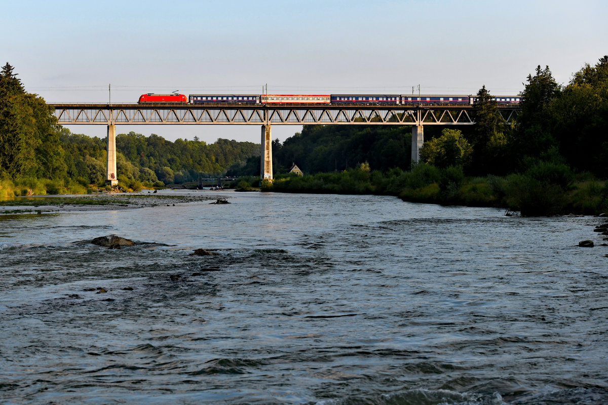 So sah der umgeleitete NJ 295 an Wochenenden aus: Zuglok der Baureihe 101 und der klassische Nachtzug, die unter der Woche ergänzend mitgeführten CityShuttle-Wagen entfielen. Am 07. Juli 2018 kam IC 60295, geführt von 101 063, kurz vor 20 Uhr über die Großhesseloher Brücke im Süden Münchens gefahren und die Reisenden konnten noch kurz einen spektakulären Ausblick auf das Isartal genießen.