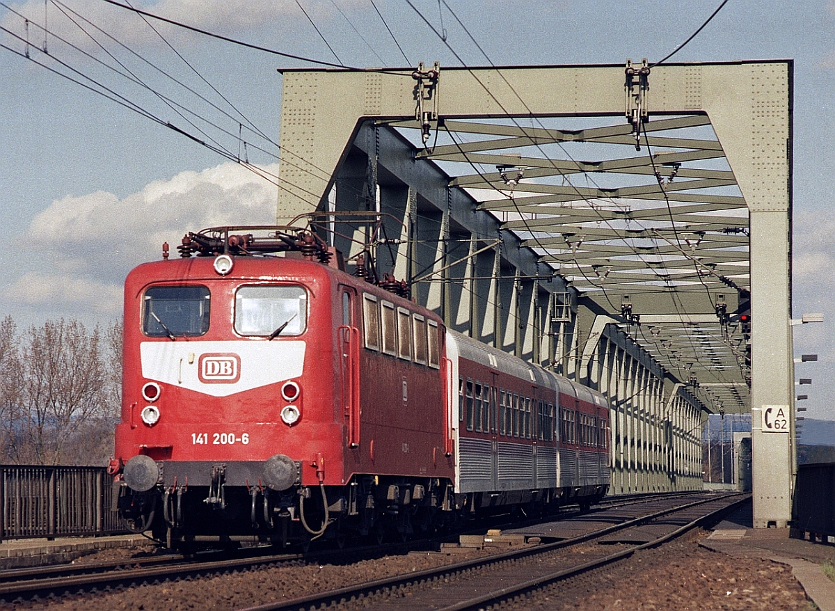 So sah der  Wiesbaden-City  planmäßig aus : 141 200 auf der Rheinbrücke Mainz-Nord im März 1989. Die  Lätzchen-Lackierung  bekamen für diese Züge 141 200, 230, 401 und 404.