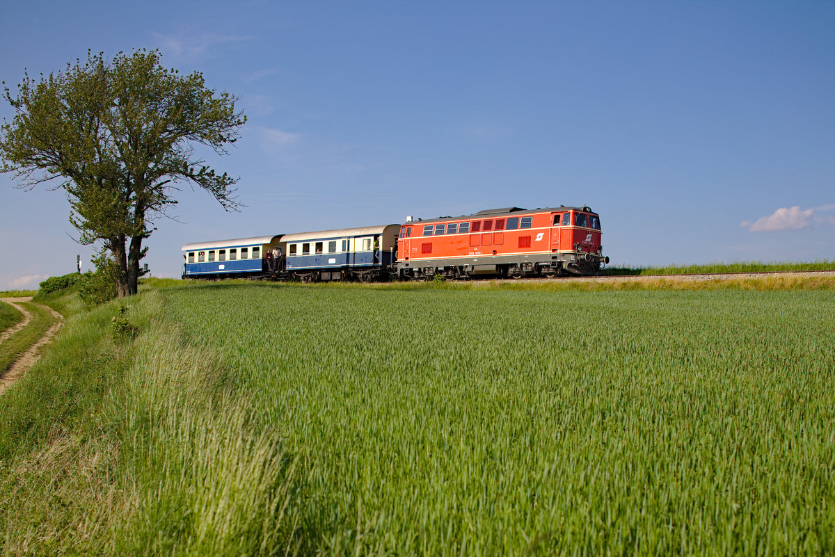 So sahen die Erlebniszüge von Wien Praterstern nach Ernstbrunn 2015 aus. Die 2143.070 mit zwei weiß-blauen Spantenwagen kurz nach Hetzmannsdorf auf der Rückfahrt nach Wien. (16.05.2015)