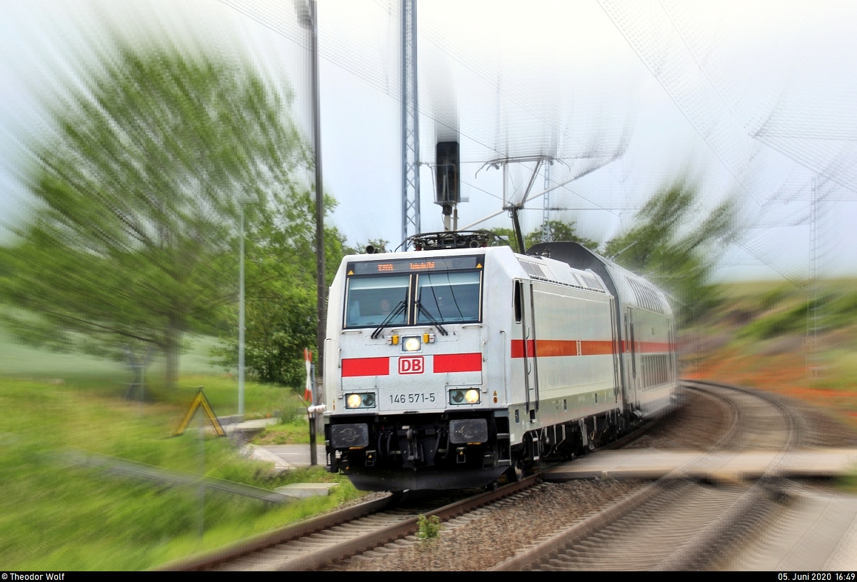 So schnell, wie es hier versucht wurde darzustellen, ist dieser IC2 im Grunde nicht. Denn aufgrund von Gleiserneuerungsarbeiten zwischen Weimar und Apolda müssen die an Freitagen und Sonntagen verkehrenden IC der Linie 51 vom 1.6. bis 15.7.2020 weiträumig umgeleitet werden. Ganze 2 bis 2,5 Stunden ist man in diesem Zeitraum zwischen Erfurt Hbf und Leipzig Hbf unterwegs. Hier durchfährt 146 571-5 DB als IC 1959 von Düsseldorf Hbf nach Leipzig Hbf den Hp Zscherben auf der Bahnstrecke Halle–Hann. Münden (KBS 590) Richtung Halle (Saale). [5.6.2020 | 17:49 Uhr]
