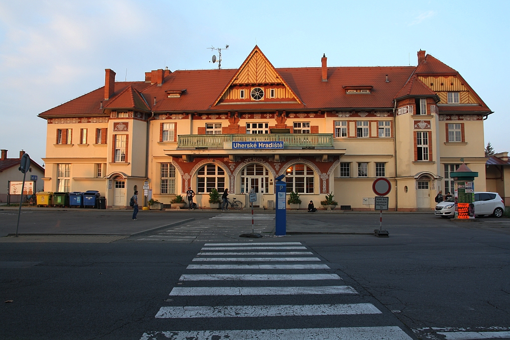 So schön können Bahnhöfe sein. - Vorplatzansicht des Bahnhof Uherske Hradiste am 08.September 2018.
