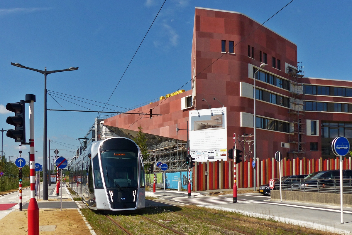 So schn ist Luxemburg im Sommer - Noch ist das Gebude der neuen Nationalbibliothek in Luxembourg-Kirchberg eine Baustelle, nach der Fertigstellung drfte es fr die Straenbahnfotografie ein interessantes Hintergrundmotiv werden. 

Am 06.07.2018 hat ein LUXTRAM S.A. CAF Urbos die Haltestelle Nationalbibliothik verlassen und fhrt in Richtung vorlufige Endhaltestelle Luxexpo. (Jeanny)
