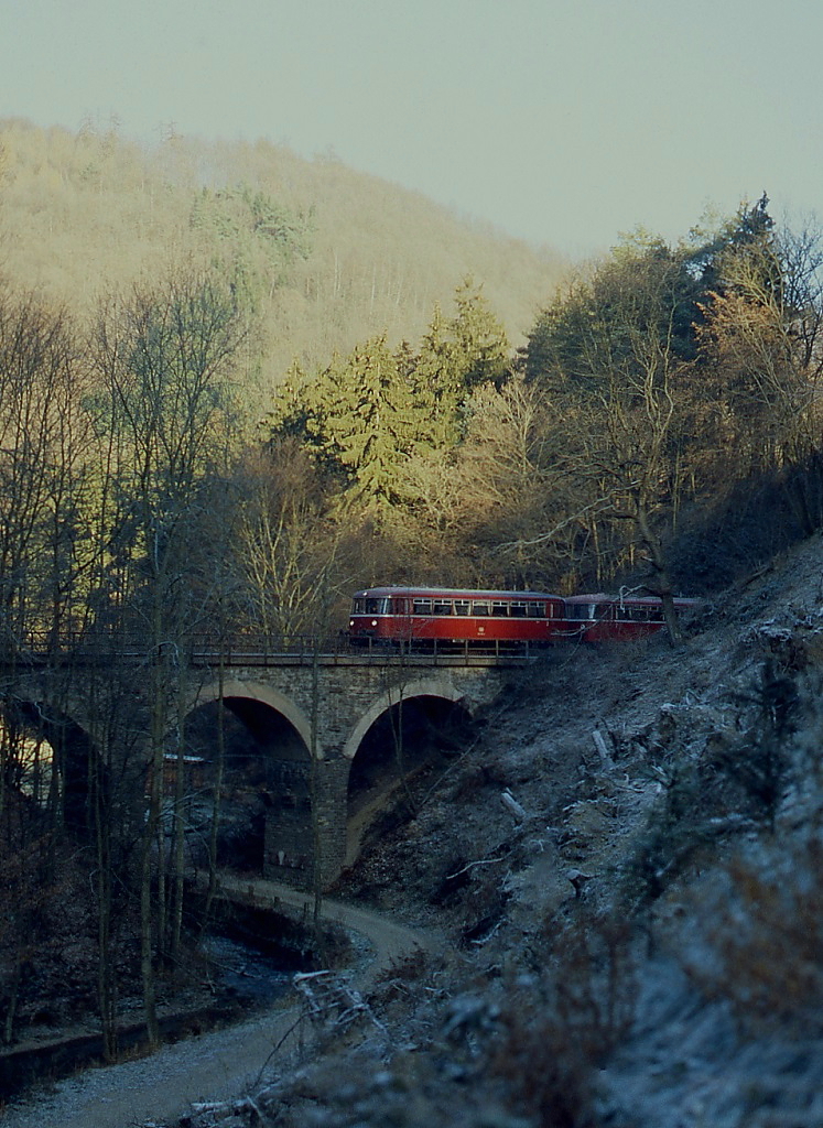So schön die Strecke durch das Brexbachtal auch war, so schwierig war es wegen des dichten Bewuchses auch, dort Fotostellen zu finden. Hier überquert eine 798/998-Garnitur im November 1988 einen der zahlreichen Viadukte.