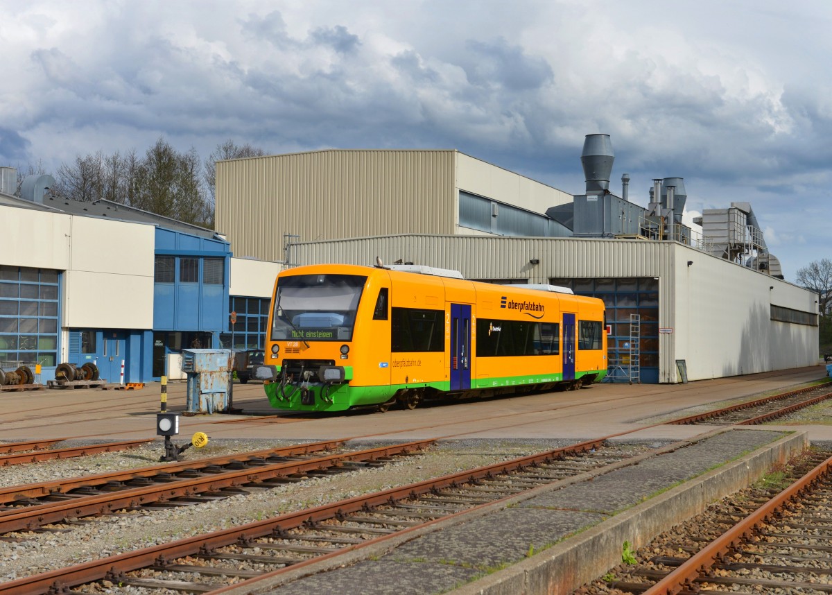 So sehen sie aus: die neuen Oberpfalzbahn-Regioshuttle. Bis zum Fahrplanwechsel 2014/2015 bekommen alle 13 Regioshuttles (VT 27, 28, 31-41) von der Oberpfalzbahn eine Neulackierung sowie eine neue Inneneinrichtung. Dieser Vorgang erfolgt in Viechtach. Am auffälligsten der neuen Triebwagen sind die jetzt in blau (vorher grün) lackierten Türen. Am 21.04.2014 konnte ich VT 28 (650 663), der zuvor mit Waldbahnlackierung auf den Strecken Plattling-Bayerisch Eisenstein (-Spicak) sowie Zwiesel-Bodenmais und Zwiesel-Grafenau unterwegs war, in Viechtach vor dem Regentalbahnwerk fotografieren. Wie auch VT 27 (650 662) verfügt auch VT 28 noch Puffer, die bald in Berlin durch Scharfenbergkupplungen ersetzt werden. 