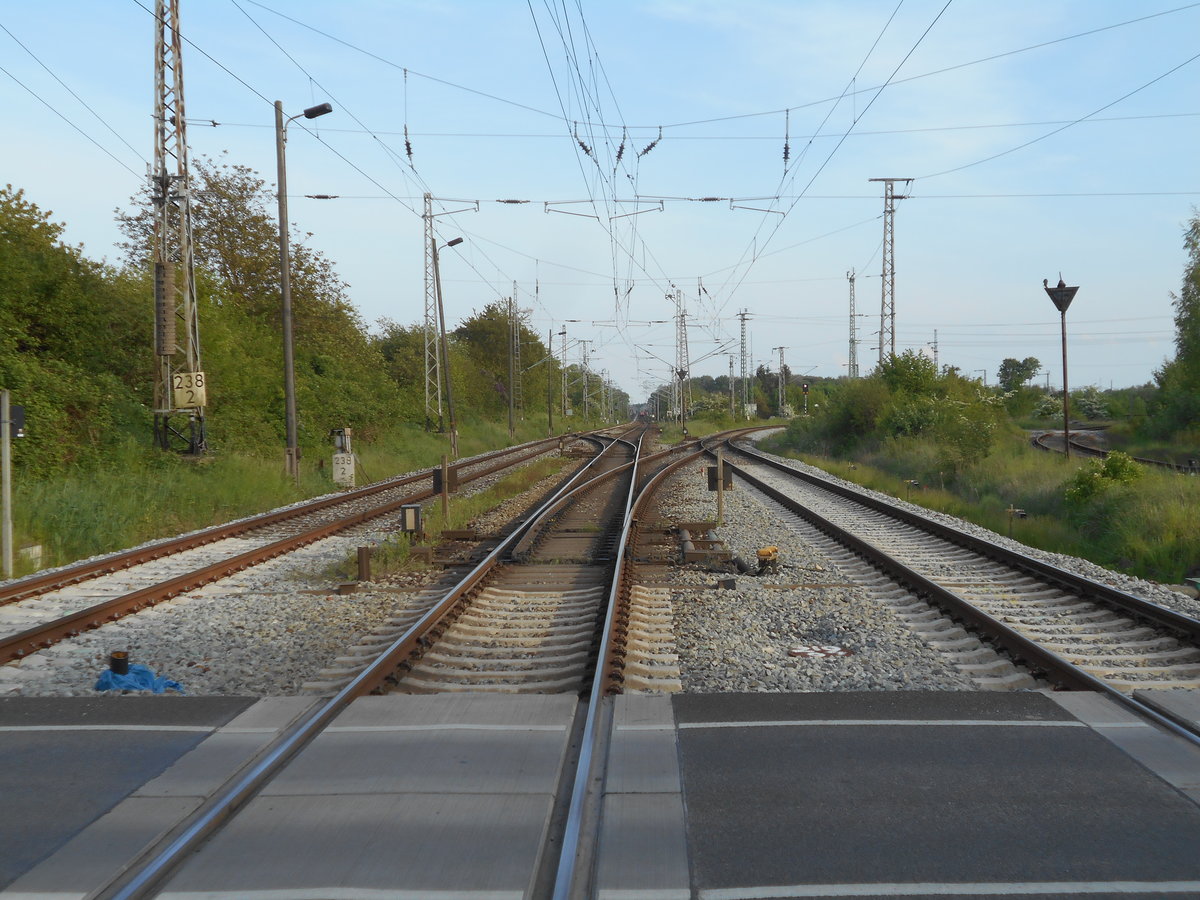 So sieht der Abzw Stralsund Rügendamm in südlicher Richtung.Geradeaus das Streckengleis über Greifswald,Pasewalk nach Berlin.Rechts zweigt das Streckengleis über Neubrandenburg,Neustrelitz ebenfalls nach Berlin ab.Aufnahme von einem Bahnübergang,am 23.Mai 2019,aus.