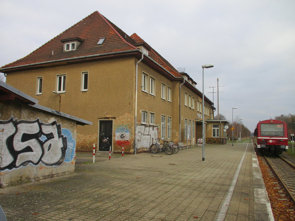 So sieht das Bahnhofsgebäude von Mirow aus.Als ich am 24.November 2020 dort war,wartete der EGP 626 120 vergeblich auf Fahrgäste.