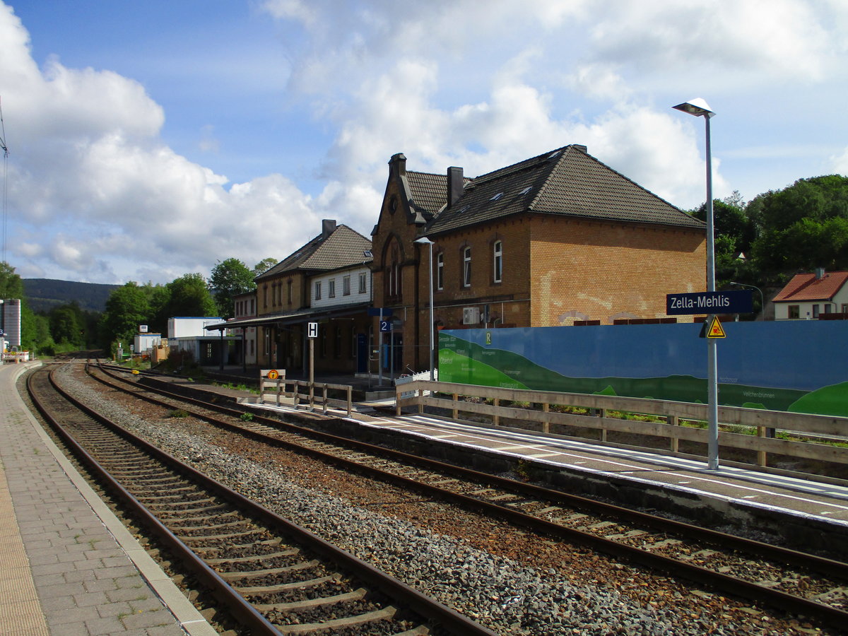 So sieht das Bahnhofsgebäude von Zella Mehlis aus.Aufgenommen am 31.Mai 2020.