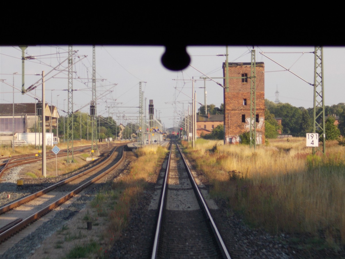 So sieht die Ein-und Ausfahrt von Züssow aus einem UBB Rückfenster aus.Links die Hauptstrecke Stralsund-Berlin.Aufnahme vom 02.August 2015.