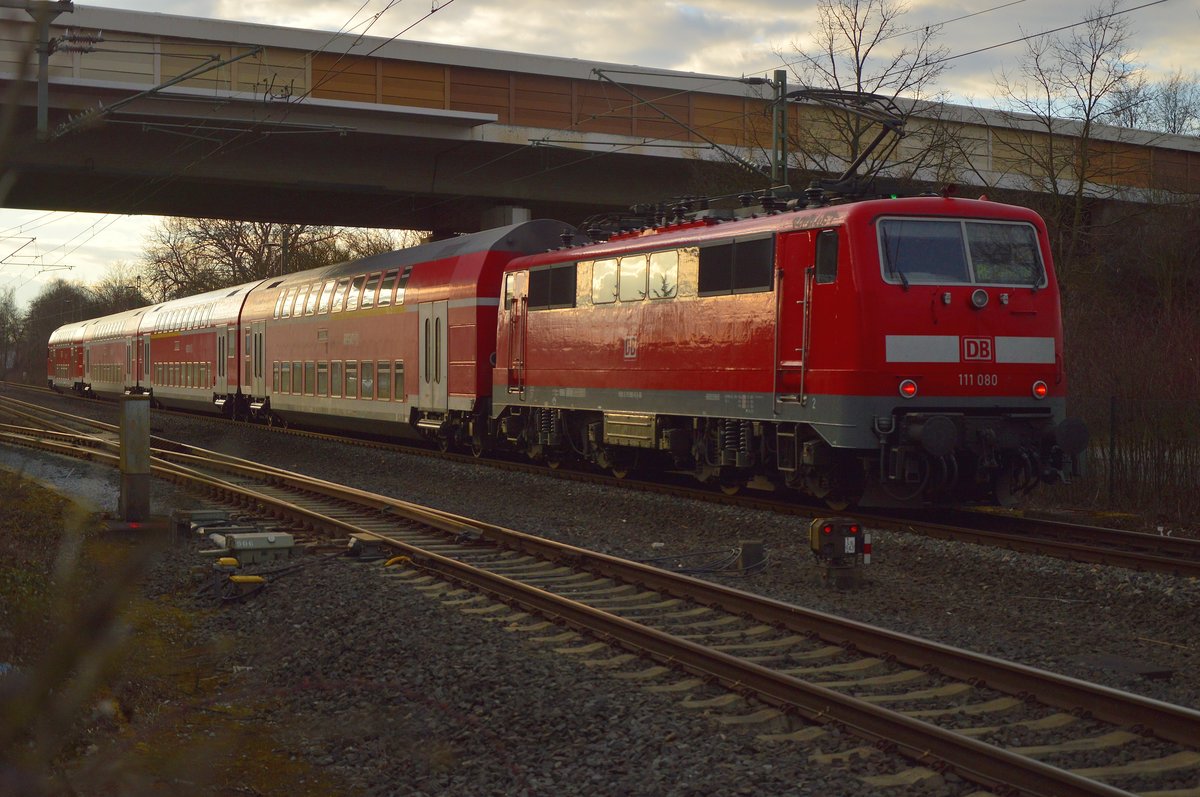 So sieht ein Zug mit 39 min. Verspätung aus.....RE4 Verstärker nach Aachen Hbf.
Hier schleicht er hinter einer S8 hinterher durch Korschenbroich. 23.3.2016