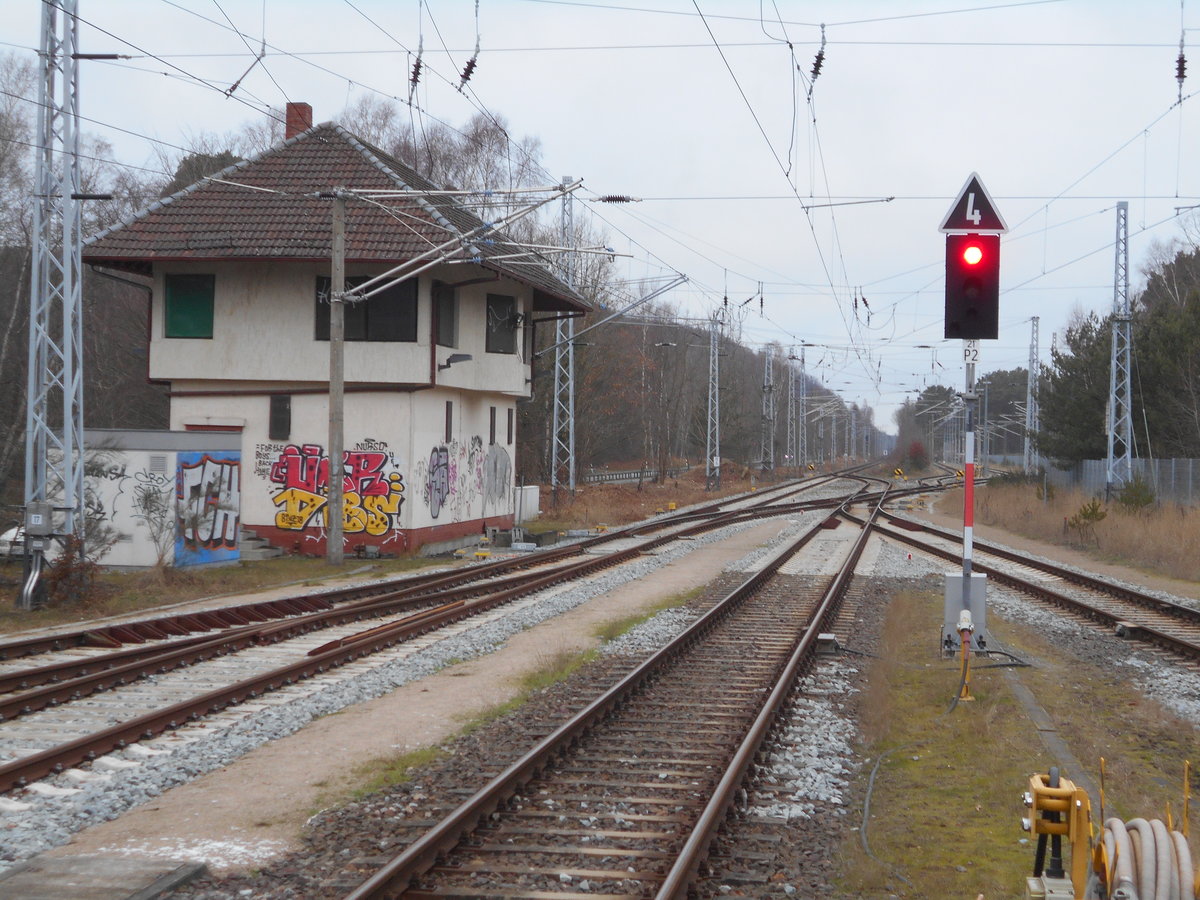 So sieht der Einfahrbereich von Binz aus.Aufnahme vom 20.Januar 2019 vom Bahnsteigende aus.Links das zugenagelte,ehemalige Fdl Stellwerk.Hinter dem Ausfahrsignal P2 zweigt nach Rechts das Gleis zu den beiden Abstellgleisen ab.