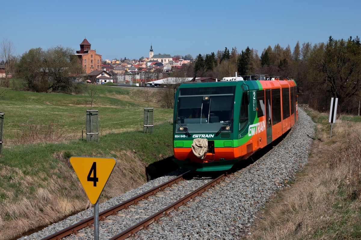 So sieht man sich wieder. Der RegioSprinter 654 048 als Os7105 bei Teplá am 19.04.2018, der ehemalige VT48 der Vogtlandbahn, jetzt in Diensten bei GWTR. 