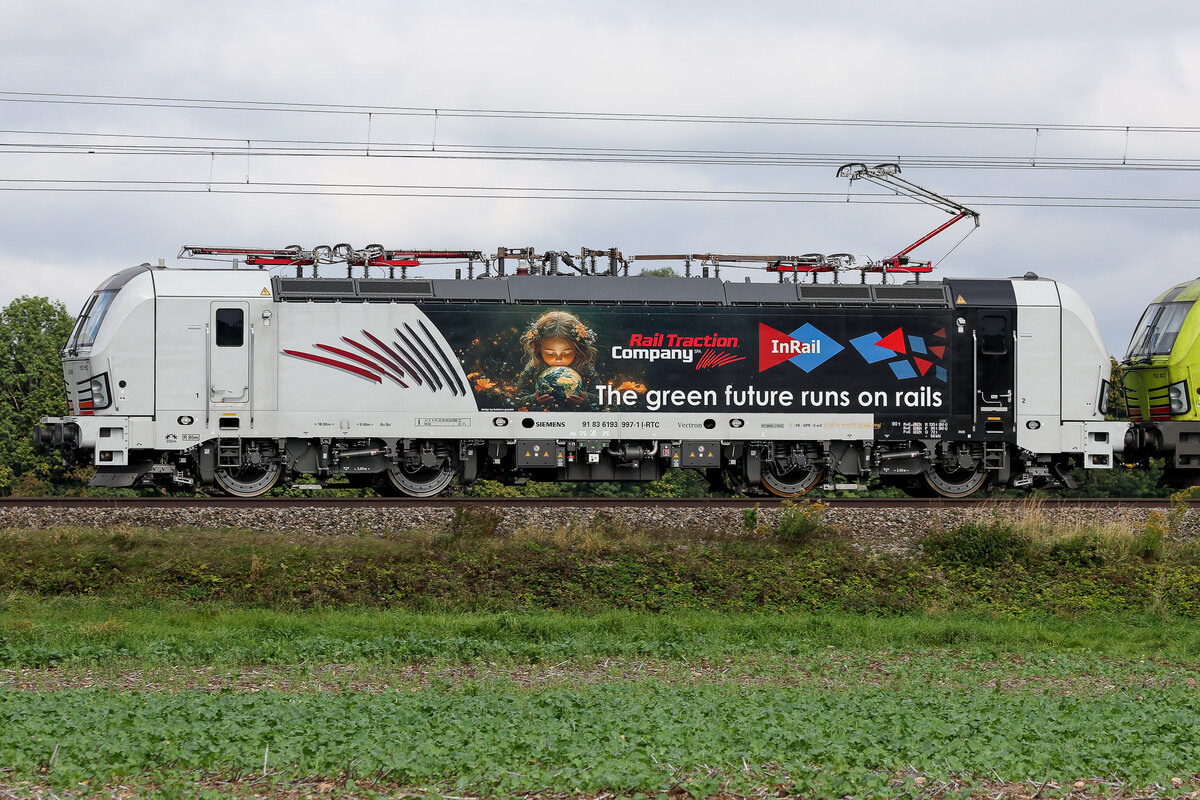 So sieht man sich wieder. Die Demo Lok von der logistic Messe im Sommer welche man auch besuchen konnte. Am 26.9.2025 bei Zorneding abgelichtet. 6193 997 von Rail Traction Company.