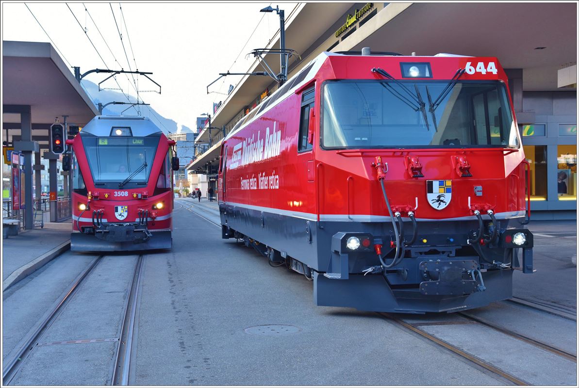 So sieht sie aus die Ge 4/4 III 644  Savognin  mi9t Bündner Wappen auf den Stirnseiten. (12.12.2016)