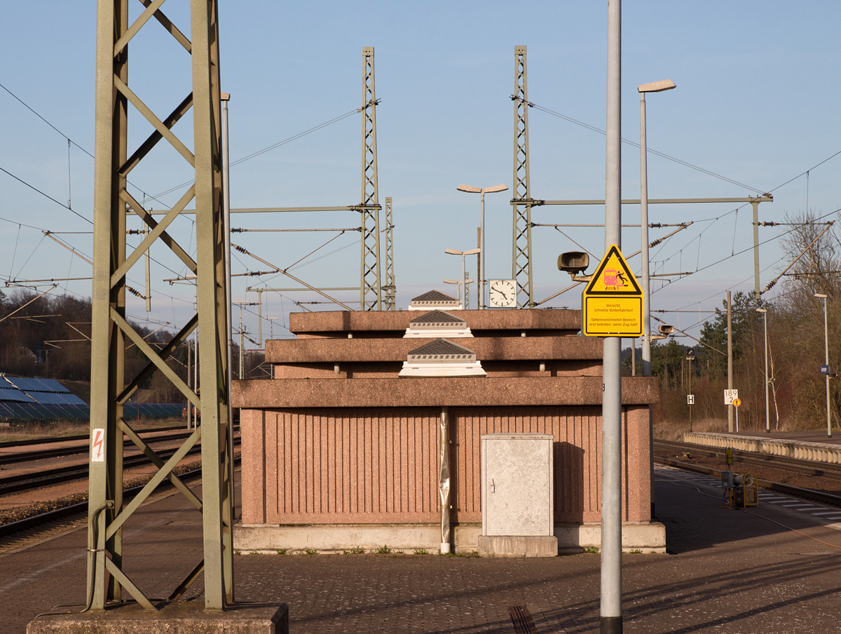 So sieht die Überdachung des Treppenaufganges zum Inselbahnsteig von Gerstungen von hinten aus - portraitiert am 11.03.17.