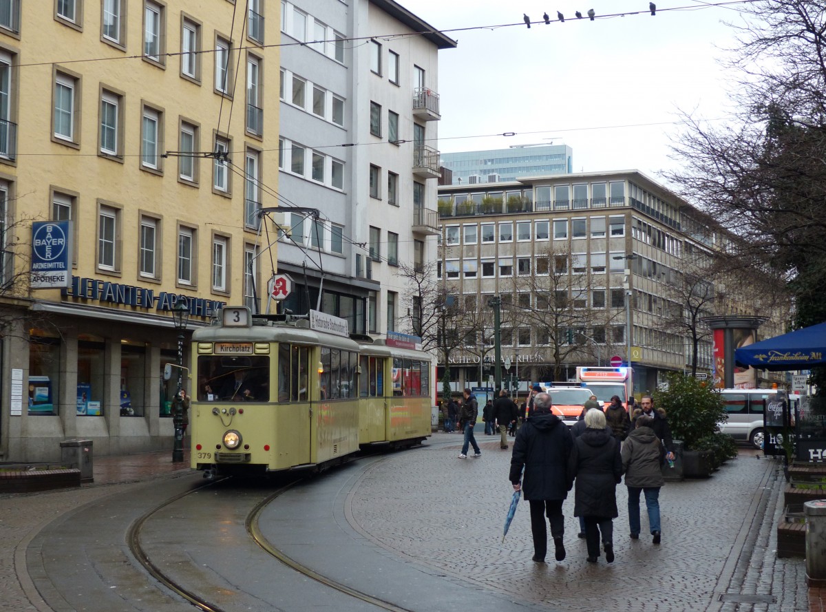 So viele Oldtimer, da sind selbst die Tauben auf den Leitungen neugierig. Schon am Abend dieses Tages wurde die Strecke, u.a. hier in der Bolkerstraße, eingestellt und wird demnächst zurückgebaut werden. Dafür verkehren nun Stadtbahnzüge auf der nahegelegenen unterirdischen Wehrhahnlinie. Verbandswagen Tw 379, 20.2.2016, Düsseldorf