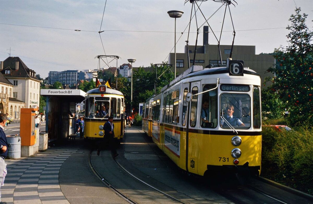So war früher das Leben vor dem Feuerbacher Bahnhof: Ein Sonderzug mit TW 802 (Serie T2) und Beiwagen neben einem regulären Zug aus zwei GT4 