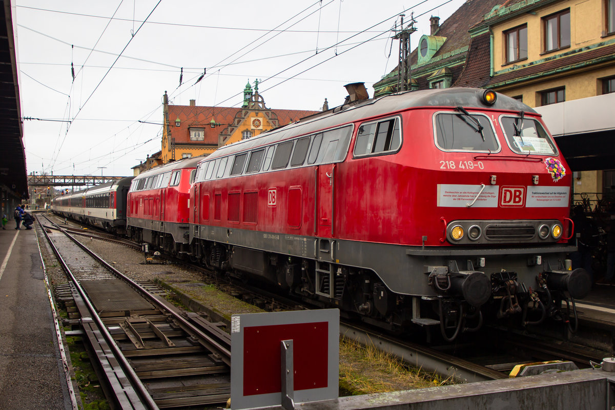 So werden 218 419 und 422 nie mehr in Lindau zu sehen sein. Gemeinsam und im Hintergrund die EuroCity SBB Wagen. Lindau Hbf. 12.12.20