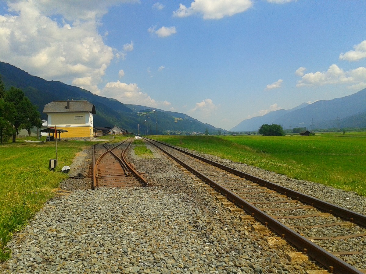 So  wichtig  sind den ÖBB die Nebenbahnen. Hier zu sehen ist der Bahnhof Kirchbach im Gailtal, bei deisem bis vor ein paar Jahren noch Züge kreuzen konnten. Den Abschnitt Hermagor - Kötschach-Mauthen wären die ÖBB lieber heute als morgen los. Es ist also nur noch abzuwarten, bis auf dem rechten Gleis auch kein Zug mehr fährt. (7.6.2015)
