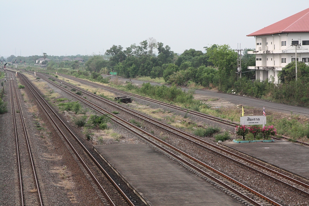 So wird man den s�dlichen Teil der Chiang Rak Station bald nicht mehr sehen. - Zwischen der Bahntrasse und der Stra�e rechts im Bild wird die Trasse der SRTET HSR errichtet und die ersten Baucontainer und Maschinen sind am n�rdlichen Ende der Station schon eingelangt. - Bild vom 20.April 2026.