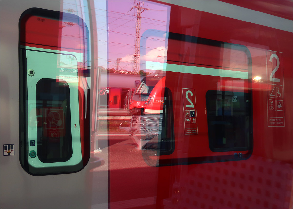 So wirr sind meine Eindrücke von der Bahn -

Vier Bahnen, vier Türen, davon zwei geöffnet. Drei S-Bahnzüge und ein TGV im Stuttgarter Hauptbahnhof.

22.08.2022 (M)