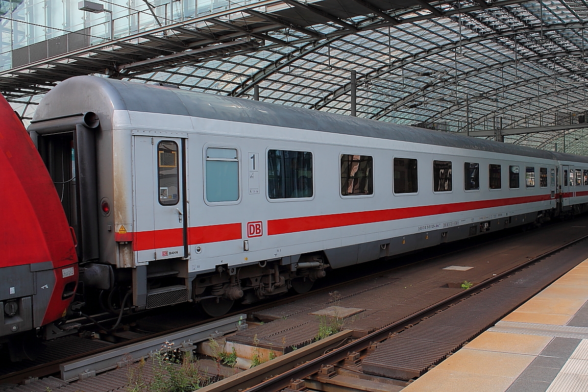 So wurde/wird der IC-Verkehr Berlin Ostbahnhof-Amsterdam Centraal realisiert.
Ein IC-Wagen der Bauart Avmz 109.5 (61 80 19-91 525-4 D-DB), eingereiht in den IC 140, hier beim Halt in Berlin Hbf am 27.06.2014.

