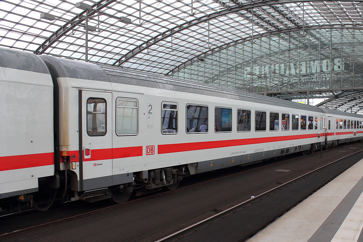 So wurde/wird der IC-Verkehr Berlin Ostbahnhof-Amsterdam Centraal realisiert.
Ein IC-Wagen der Bauart Bpmbz 295.3 (61 80 29-91 309-1 D-DB), eingereiht in den IC 140, hier beim Halt in Berlin Hbf am 14.09.2014.
