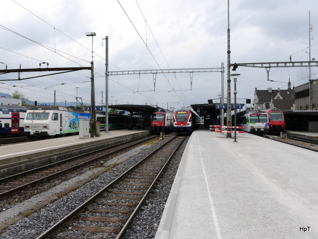 SOB / SBB - 2 x Voralpenexpress und 3 x S-Bahn = Re 4/4 456 096-7 und RABe 514 047-0 und RABe 511 043 und RBDe 4/4 561 082-9 und Steuerwagen von S-Bahn im Bahnhof von Rapperswil am 25.04.2015