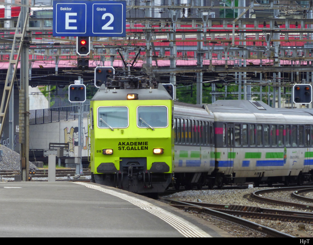 SOB / Voralpenexpress - Lok Re 4/4 446 018-4 bei der einfahrt in dem Bahnhof Luzern am 09.06.2019