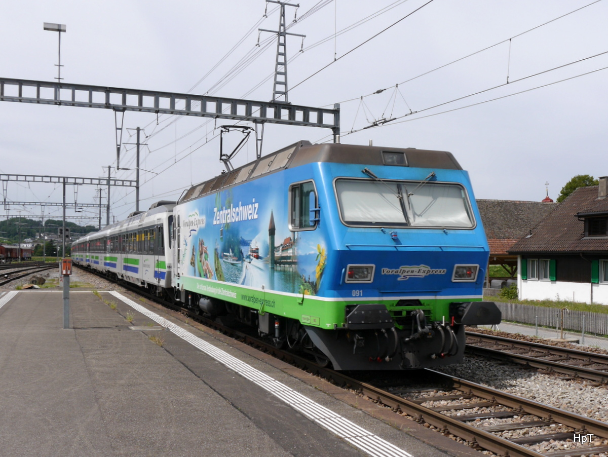 SOB / Voralpenexpress - Lok Re 4/4  456 091-8 am Schluss des Voralpenexpress bei der ausfahrt aus dem Bahnhof Pfäffikon am 26.07.2015