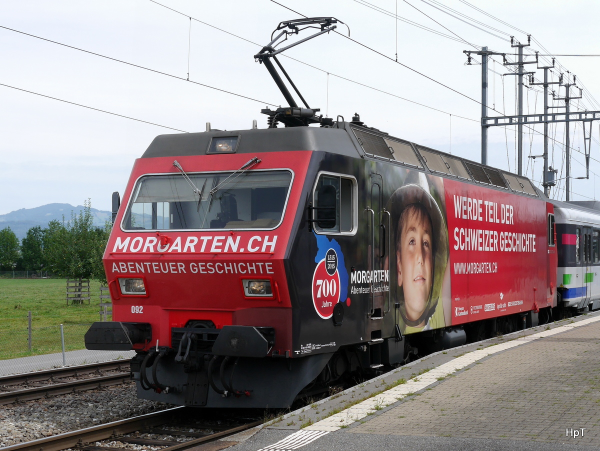 SOB / Voralpenexpress - Lok Re 4/4  456 092-6 an der Spitze des Voralpenexpress bei der ausfahrt aus dem Bahnhof Pfäffikon am 26.07.2015
