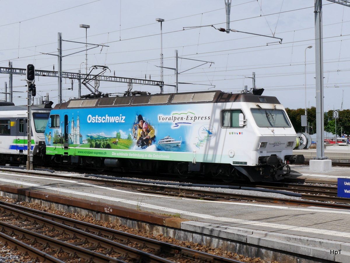 SOB / Voralpenexpress - Lok Re 4/4 456 096-7 am Schluss des Voralpenexpress bei der ausfahrt aus dem Bahnhof Rapperswil am 26.07.2015