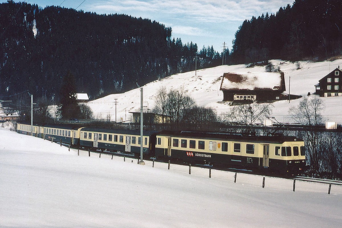SOB: Der grüne Pendelzug mit BDe 4/4, der während vielen Jahren das Bild der SOB prägte, oberhalb Biberbrugg im Februar 1999.
Foto: Walter Ruetsch