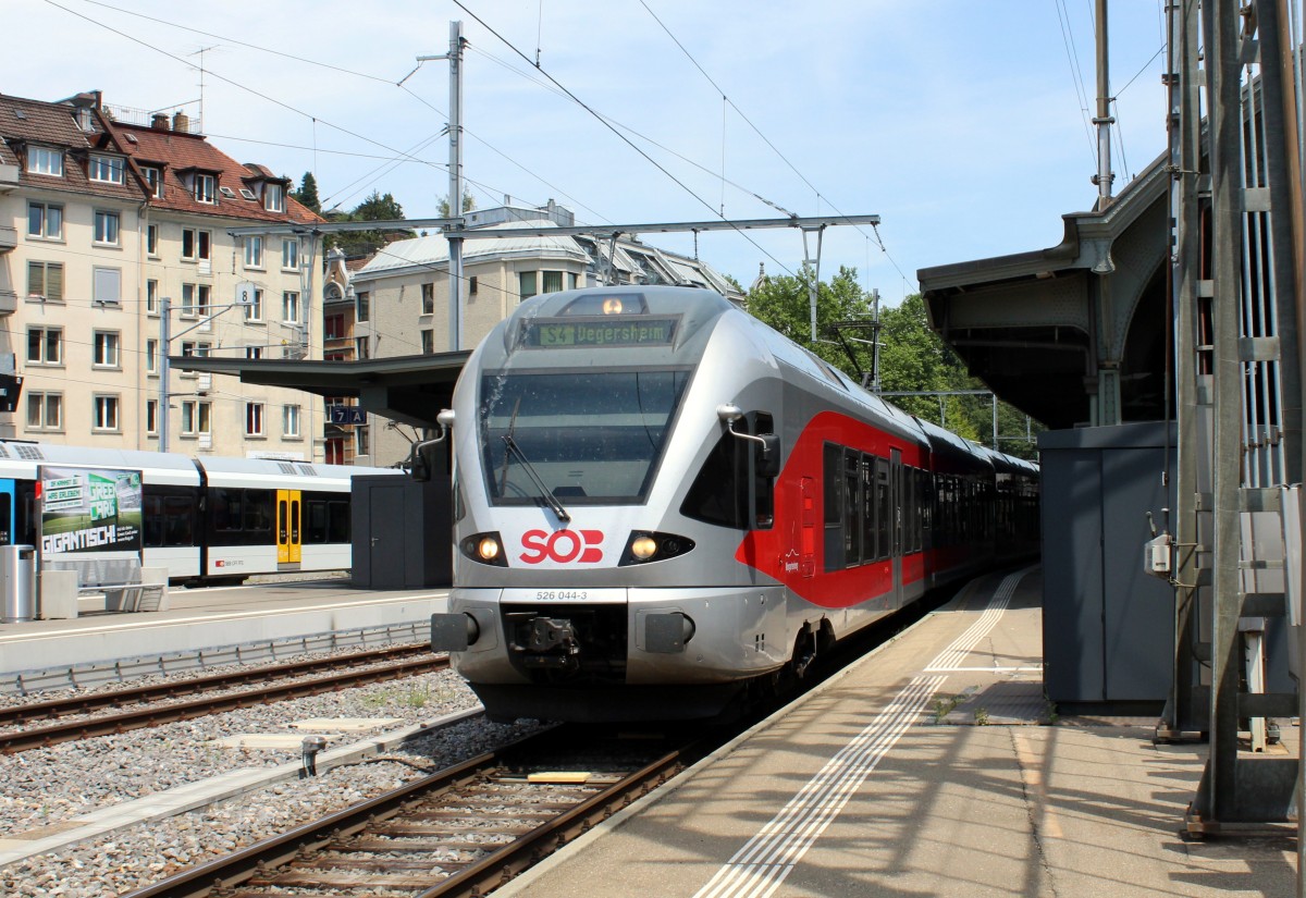 SOB: Der RABe 526 044-3 hält am 12. Juli 2015 als S4 nach Degersheim im Bahnhof St. Gallen.