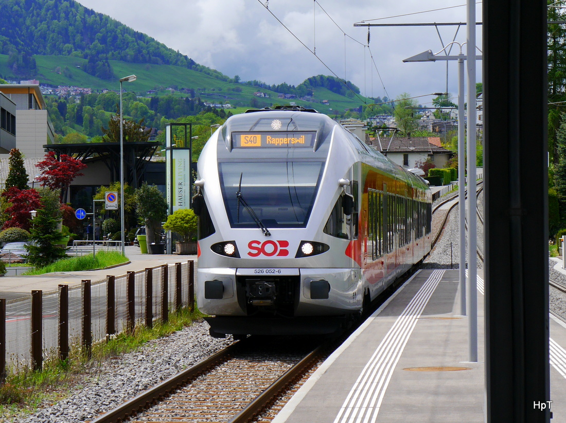 SOB - Einfahrender Regio mit dem Triebwagen RABe 526 052-6 in der Haltestelle Freienbach am 02.05.2015