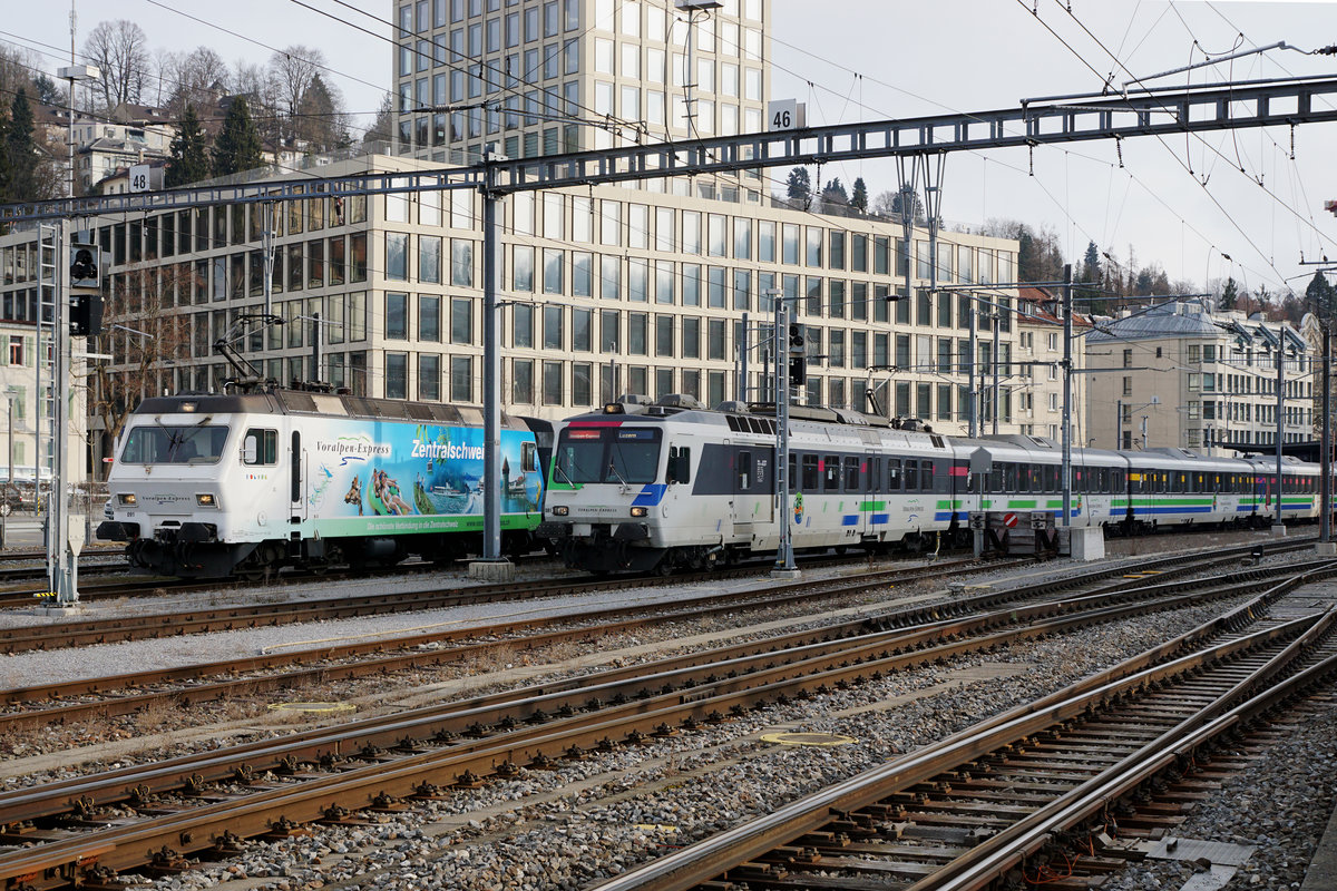 SOB: Impressionen vom Voralpenexpress im Bahnhof St. Gallen am 17. März 2018.
Besondere Beachtung gilt den beiden VAE-Zügen in St.Gallen.
Foto: Walter Ruetsch
