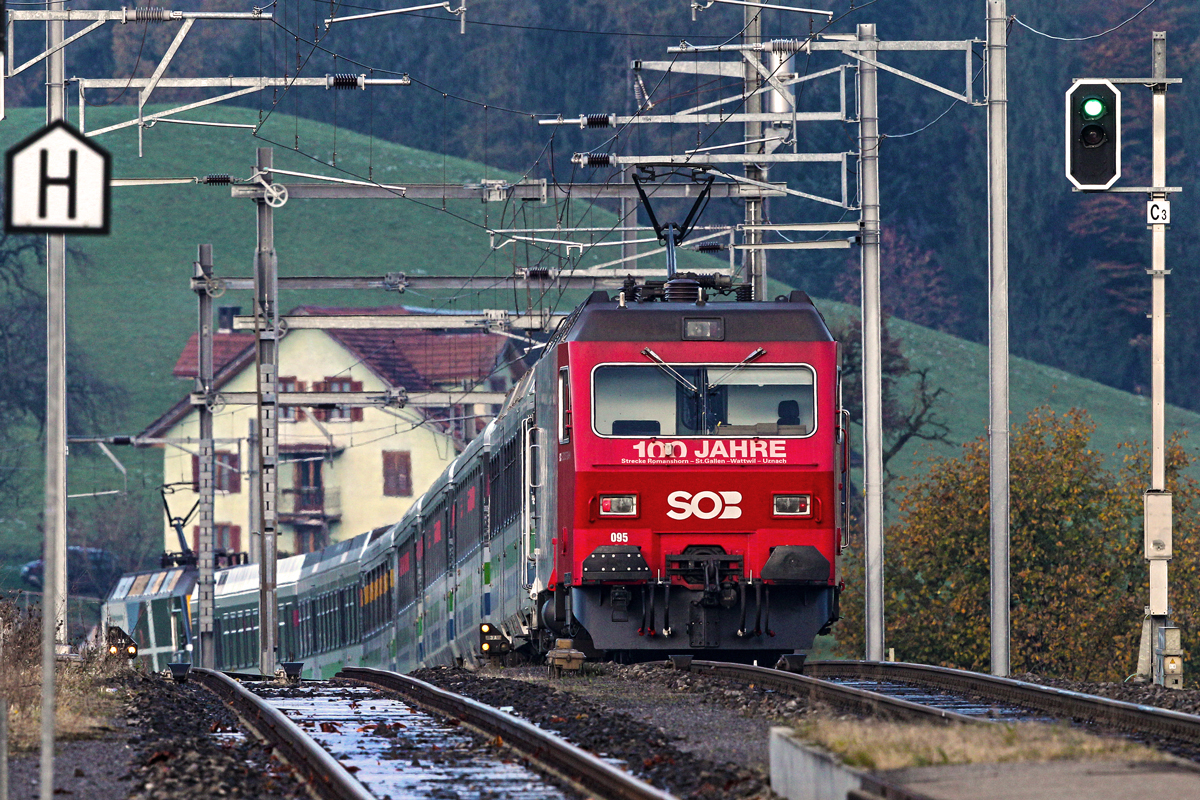 SOB Lok Re 456 095 als Schublok am Voralpenexpress,als Zuglok die Re 456 093 verschwinden sie am 7.11.2014 talabwärts bei Kaltbrunn