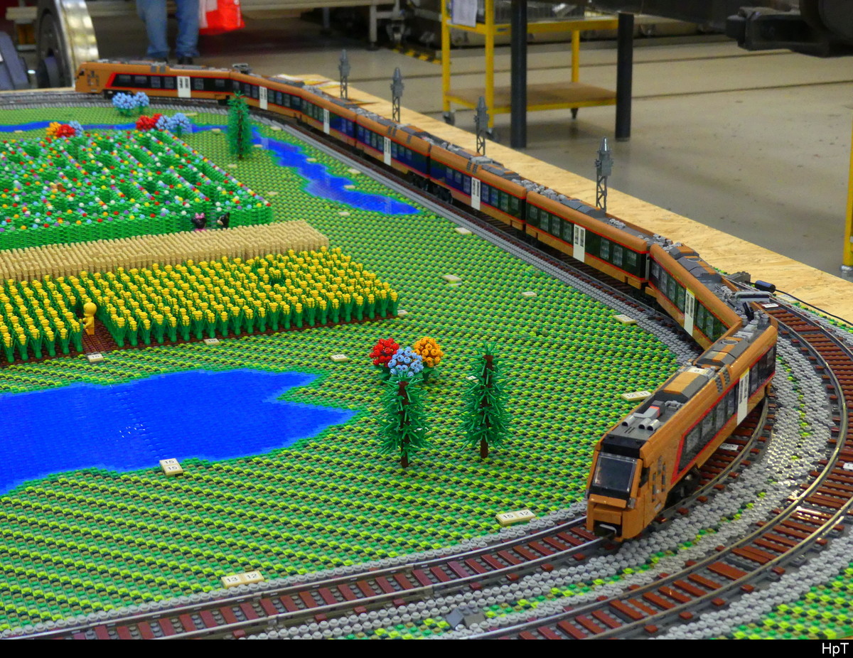 SOB - Modell aus Lego / Klickbausteinen,  Modell eines Goldenen RABe 526 TAVERSO ausgestellt in der SOB Werkstätte in Samstagern anlässlich Tag der offen Tür bei der 175 Jahr Bahn Feier am 23.10.2022