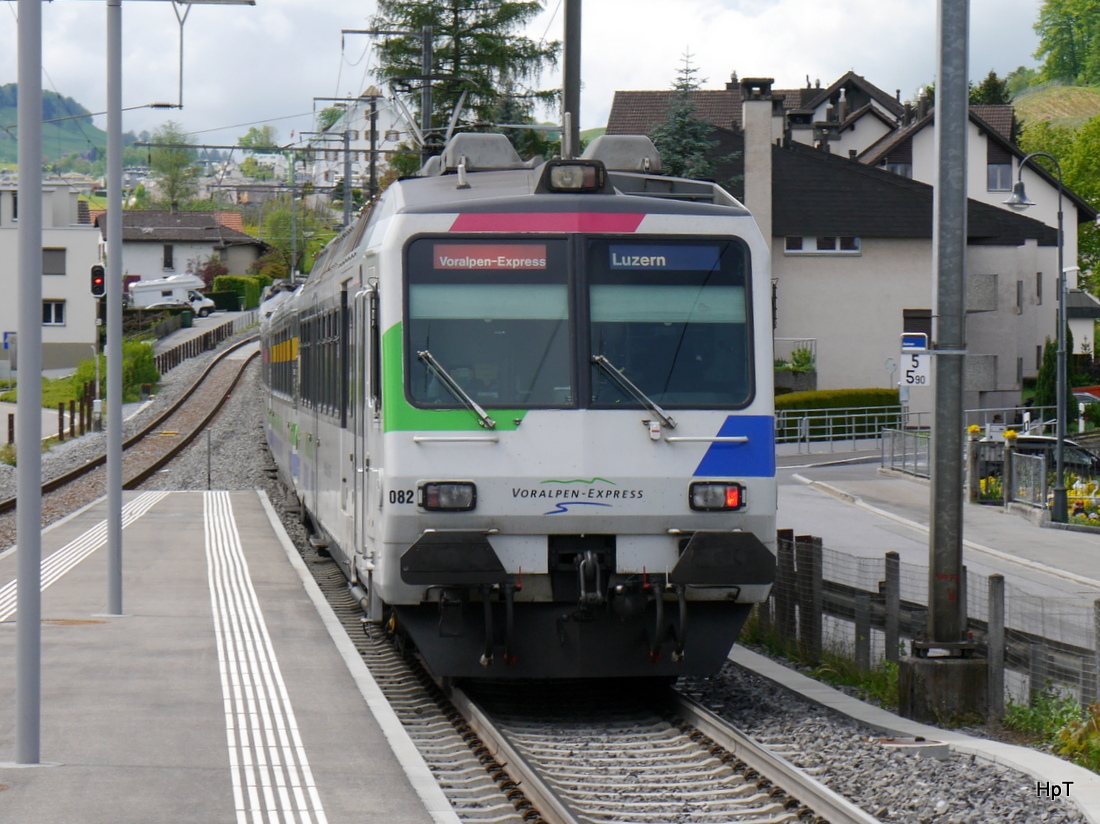 SOB - Nachschuss des Voralpenexpress am Schluss der Schiebende Triebwagen RBDe 561 082-9 in der Haltestelle Freienbach am 02.05.2015 